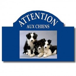 chien sur plaque fronton