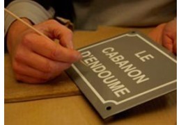 Technique d'impression d'une plaque de rue personnalisée en émail